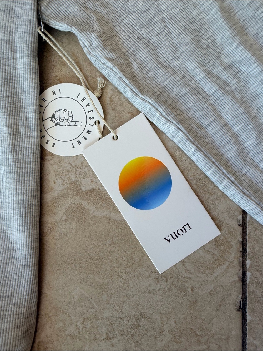 Vuori Pose Scoop Tee Long Sleeve White Heather Grey L NWT Ribbed - Picture 8 of 9